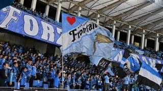 「めっちゃ雪降ってる」川崎Fの練習場に積雪も、鬼木監督らスタッフ総出で雪かき「大変だ」「お疲れ様です」