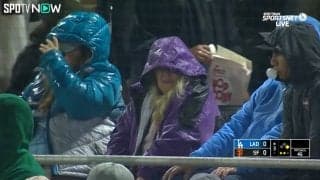 さすがにかわいそう…大谷翔平の少年ファン“がっかり” 欠場、大雨に“しょんぼり”退散の後ろ姿が切ない瞬間 大人たちもゾロゾロと