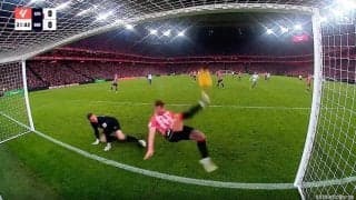 超絶スーパープレー対決！「神がかってるな」「これはエグい」40mの超ロングシュートが放たれる→ゴールライン上ギリギリで“オーバーヘッドクリア”で弾き返した瞬間