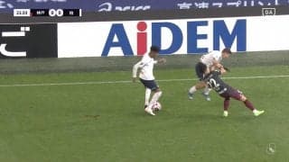 もはや交通事故、衝撃の正面衝突の瞬間！神戸・佐々木大樹 vs 柏・サヴィオ、トップスピードでのぶつかり合い→ダブルノックアウトに「怪我だけはやめて」ファン悲痛