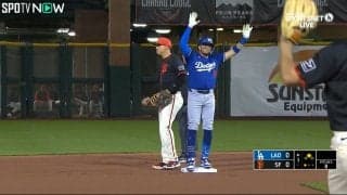 大谷翔平の同僚、塁上パフォーマンスが予想外に“陽気”でほっこり ソックスの履きこなしも素敵な“おしゃれ番長”