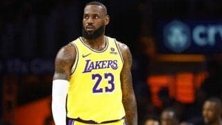 キングス戦終盤にコートを後にしたレブロン…左足首のケガを抱えるも「俺は平気だ」