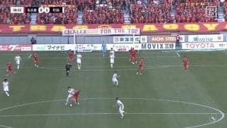 「いらないプレーだな」「これはプロフェッショナルファウル！」ファンも意見真っ二つ  抜群のターンで抜け出す寸前の名古屋 ユンカーに町田 チャン・ミンギュが“ラグビータックル”を仕掛けた瞬間