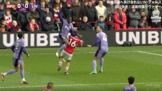 「死ぬだろ…」「記憶大丈夫か？」194cm95kgの巨体が爆速スピードの“強烈ジャンプタックル”→頭に直撃して吹き飛ばした瞬間　リバプールの大型巨人が相手MFをノックアウト