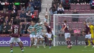 「かわいそ過ぎるわ」「超絶不運」空中戦で味方に乗られ体制崩してやむなくハンド→痛恨のPK献上…まさに踏んだり蹴ったりの瞬間