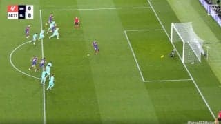 一体、何が起こった？「どこ蹴ってんだよ！」「ウソだろ…」 痛恨のPK失敗！シュートコースが完全に読まれる→GKが完璧セーブする瞬間　バルセロナの心臓がまさかのミス