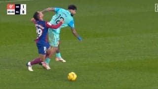 批判殺到！あれぐらいで倒れるんじゃねえよ　殴って逆ギレ！ドリブル突破を阻止した瞬間　倒れた相手に暴言を吐くまさかの態度にスタジアム騒然