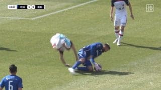 「危ねぇだろ！」選手が吹っ飛ぶ危険なスライディング炸裂でスタジアム騒然　イエロー判定されるも仕掛けた側が立ち上がれず…まさかの負傷交代に「やばい」「離脱となったら大きい」