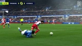 「タキの努力を無駄にするな！」南野拓実、相手を吹っ飛ばす脅威的デュエル→完璧クロスの一部始終！ 惜しすぎる“アシスト未遂”にファン溜息「これは決めてほしかった」