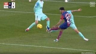 メッシ以来の才能！「16歳でエース」「もはや神」 GKが動けず… 美しい放物線を描く“超スーパーゴール”が炸裂した瞬間　バルサの神童が警戒されている左足で決めた一撃