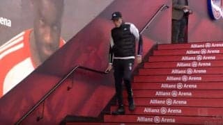 ブチギレて壁を蹴りあげて骨折！ 足を引きずりながら入場する衝撃シーン　試合前のミーティングで感情的になったバイエルン監督が熱すぎる