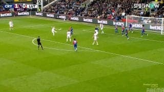 「派手なシュート！」ルートン橋岡大樹、“型破りなボレー”を炸裂してスタジアムを沸かせた瞬間！「積極的でいいよ」「決まったらヒーローだった」など反響続々