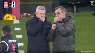 久保建英を冷遇した“天敵”「悪そうだな」「お前はまさか！」 一体、何を話してるんだ？元日本代表監督が敵コーチと試合中に“謎の密談”をする瞬間