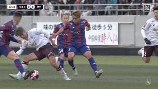 「エグい」「強すぎだろ！」大迫勇也、3人がかりの猛列ガチンコマークにフィジカルで打ち勝ちファウルを獲得！半端ないキープ力が炸裂した瞬間