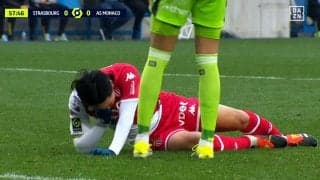 「何するんだよ！」南野拓実、エアバトルで“顔面に肘打ち”を食らった悲劇の瞬間…叫びながら倒れ込む姿に「日本の宝が…」「痛い」などファンも心配