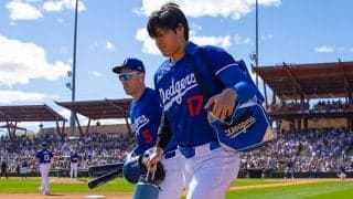 大谷翔平が送る“小さなサイン”　帰り道、突然のポーズに「ベストフレンド」も笑顔