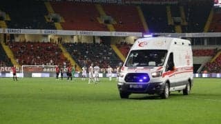 「試合を止めて！」試合中のピッチを救急車が走行！？救護のために到着も試合が止まらない珍事「これもブラジル」