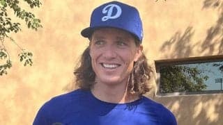 突如飛び出した日本語「オマカセが好き」　ド軍イケメン右腕、34cmの足包む和製グッズ