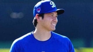 突如襲撃の“敵”をペチッ「相変わらず好かれる」　大谷翔平、移動中の一撃必殺