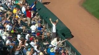 マジか…観客のスーパーキャッチを実況絶賛！ ファンが見せた今日イチのプレーにスタジアムから拍手喝采