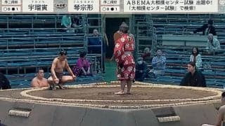 体重61キロの超軽量力士、体重差2.4倍の巨漢を速攻の“奇策”で土俵の外へ「やるじゃん！」「すごい根性だ」館内ざわめき