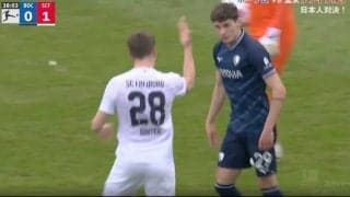 お前、かかってこいよ！背後から首を絞めて吹っ飛ばす→メンチ切りして挑発　あわや一触即発！ボーフム・浅野拓磨の目の前で起きた悪質プレー