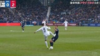 批判殺到！「死ぬだろ…」「退場させろ！」相手の腹部に“殺人ハイキック”を炸裂した瞬間　反則のラインを熟知する男の超悪質ラフプレー