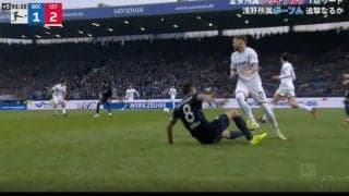 衝撃のイエローカード10枚！「退場だろ」「なんだこの試合…」突っ込んできた相手に“正面衝突タックル”炸裂→吹っ飛ばしてノックアウトした瞬間