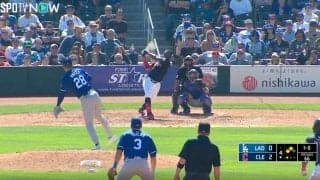 一体、何が起こった？ 「この飛び方は初めて見た」「躍動しすぎ」 豪快すぎるスイングでヘルメットが吹っ飛ぶ！→ノーヘルで大爆走する瞬間