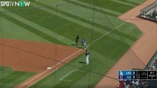 ボールがありえない方向に飛んだ！「怖すぎる…」「大丈夫かよ」審判に“弾丸ゴロ”がガッツリ直撃→思わず飛んだ瞬間　ドジャース守備陣もビックリの珍プレー