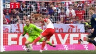 「メッシ・クリロナ級に点取ってる」「もはや暴力」 天才的トラップ→“超絶技巧”腰回転シュートを炸裂した瞬間　得点王独走中の怪物FWのスーパーゴール