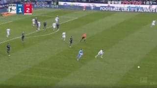 「この人、何やってんの？」「笑えないだろ…」GKが前線に攻撃参加しすぎる→ボールを奪われて大ピンチ　無人のゴールにロングシュートを撃たれる大失態