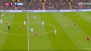 「天才かよ！」「エグすぎる」リバプール遠藤航がDF3人の間をブチ抜く“超絶スルーパス”を炸裂した瞬間　解説者が思わず唸った…攻撃のスイッチを着火させるワンプレー