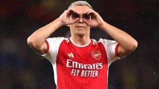 「兄弟みたい」「親戚？」アーセナルFWトロサールが2人？並んだ主審が激似だと話題に「生き別れの兄弟？」