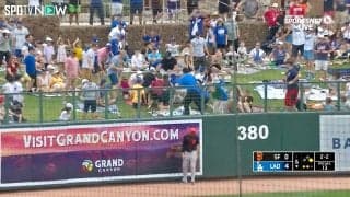 嘘だろ？ 大谷翔平の驚愕アーチに外野手が“絶望リアクション” 予想外のひと伸び→スタンドインでうつむく姿が話題に