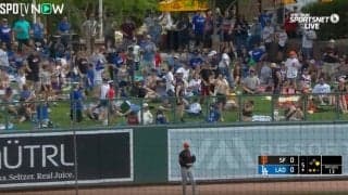 「子供にプレゼントしたれよw」「すごい飛び方だな」 “大谷ユニフォームの少年”が執念のダイブをする瞬間　ホームランボールをめぐり大人達と仁義なき戦い