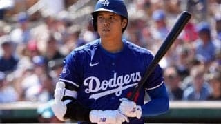 大谷翔平、珍事に思わず笑顔　バットボーイが“仕事忘れる”…第1打席は風に戻され特大右飛