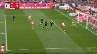 一体、どうやってシュートを撃ったのか？ 誰もが一瞬、理解に苦しむ“スーパーゴール”　ドイツ代表FWが意味不明すぎるヒールシュートを炸裂した瞬間