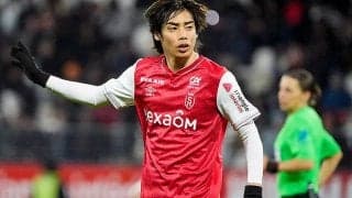 伊東純也のユニフォームに号泣した現地の少年がついに本人と対面、サプライズに再び涙「彼のプレーが大好き。僕にとっては日本のメッシ」