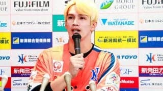 陽岱鋼が決意「100％の力を」　ド派手な金髪姿で登場…入団オファーは“即決”