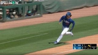 「大谷翔平と対決やな」「速すぎるだろ！」一塁からギア全開の“爆速スピード”で一気にホームインする瞬間　ロン毛をなびかせて“ドジャース屈指のイケメン”がガチ激走