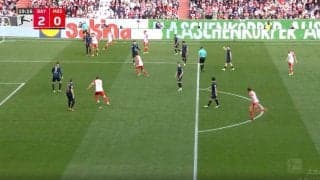 「汚ねえw」「ズルすぎるだろ！」スタジアム全員が騙された… 超高速リスタート→電光石火のゴールが炸裂した瞬間　サポーターも困惑させた王者・バイエルンの無慈悲すぎる攻撃