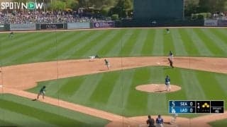 山本由伸をバックから盛り立てる！「天才かよ」「スーパーアスリート」 驚異の身体能力で超絶“横っ飛び”を炸裂した瞬間　“急造ショート”ベッツが高校球児ばりの全力プレー