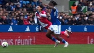 「タキに何するんや！」南野拓実、身体を狙ったチャージを食らう→吹っ飛んで怒りの形相になる一部始終…「あぶねーな」「失礼なプレーだな」など相手DFに批判の声