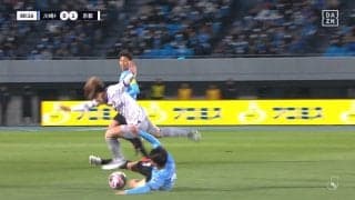 こんなんでファウルかよ！川崎・佐々木旭がボールにスライディングもイエローカード！厳しい判定にファン疑問の声「イエローではないんじゃ？」「ナイディーだろ」