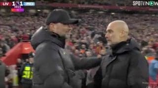 「泣けてくる」「寂しすぎるだろ」 名将が試合後に熱い抱擁を交わした瞬間　プレミアリーグを盛り上げたライバルの最後の対決にファン感涙