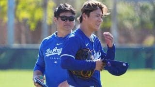 大谷翔平“夫妻”の裏で…ひそかに話題「手繋いでる？」　由伸と新相棒の近すぎる距離