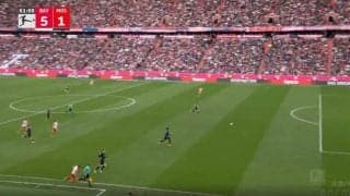 「変態パス！」「もはや意味不明」ブッ倒れながら“低弾道弾丸クロス”を炸裂した瞬間　解説者も笑うしかない…万能すぎる怪物FWのスーパーアシスト