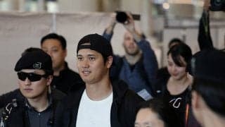 うつむき笑顔の新妻「緊張してる」　大谷翔平と初登場…控え目な配慮が「微笑ましい」