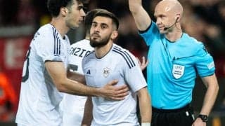 「面白すぎる」イエローカードを取り消してもらった選手が主審にハイタッチを要求も、次の瞬間どん底に突き落とされる「ショートコントやん」